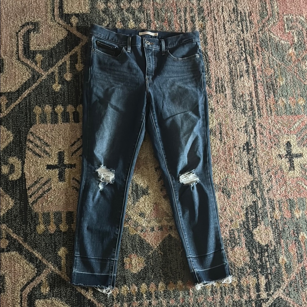 Levi’s Distressed 312 shaping skinny